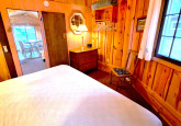 14_kingBedroomDresserShelfCorner
