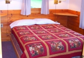 15_queenbedroom