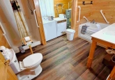 19_bathroomLowerOverviewToiletShowerWDWEB