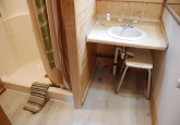3_bathroomShowerSink2023