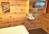 4_BunkRoomQUEENshelfclotheshangerCorner